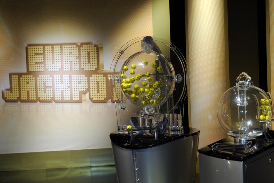 Slovenija 08.12.13, Eurojackpot, mednarodna loterija, loto, zadetek, denar, foto | Avtor: EPA