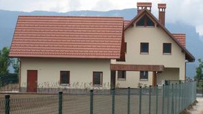 Nadomestna stanovanjska hiša z gospodarskim poslopjem za družino Vovk v Lescah j