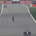 moški teče čez progo formule 1