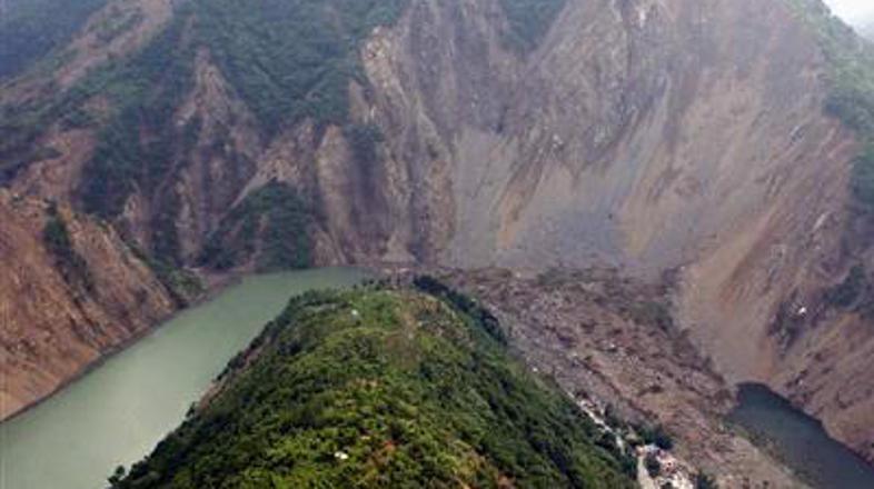 Zaradi plazov je nastalo več "potresnih jezer", ki zdaj ogrožajo okoliške prebiv