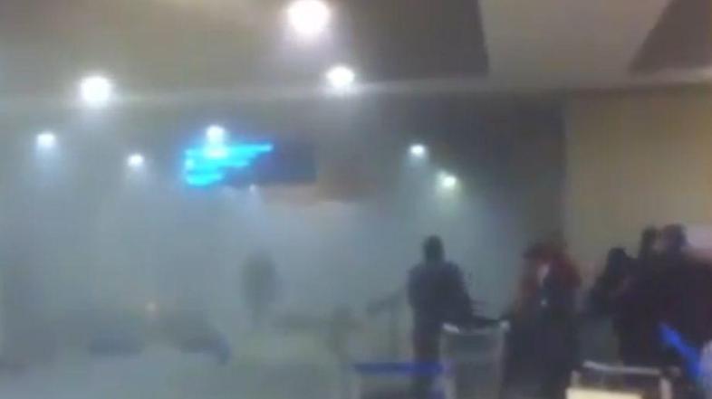 Prve fotografije s prizorišča so poslali potniki prek socialnih omrežij, kot je 