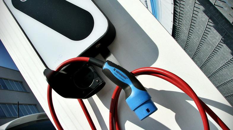 Električna polnilnica