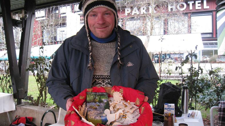 Miha Žvan z glinenimi okraski, ki jih na terasi kavarne Park do nedelje delijo v