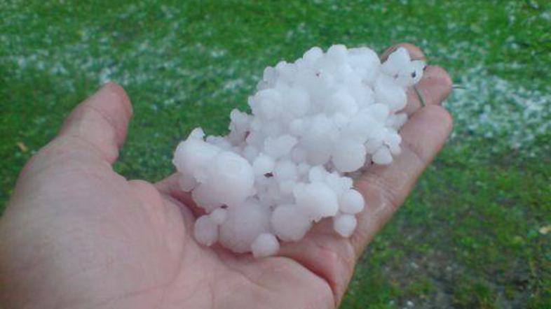 Toča je po dvotedenskem premoru znova zapretila. Sliko nam je poslal naš bralec.