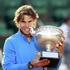 Rafael Nadal dviguje pokal za šesto zmago na Roland Garrosu.