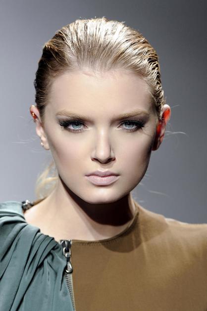 Lily Donaldson na Lanvinovi modni reviji za pomlad poletje 2011. 