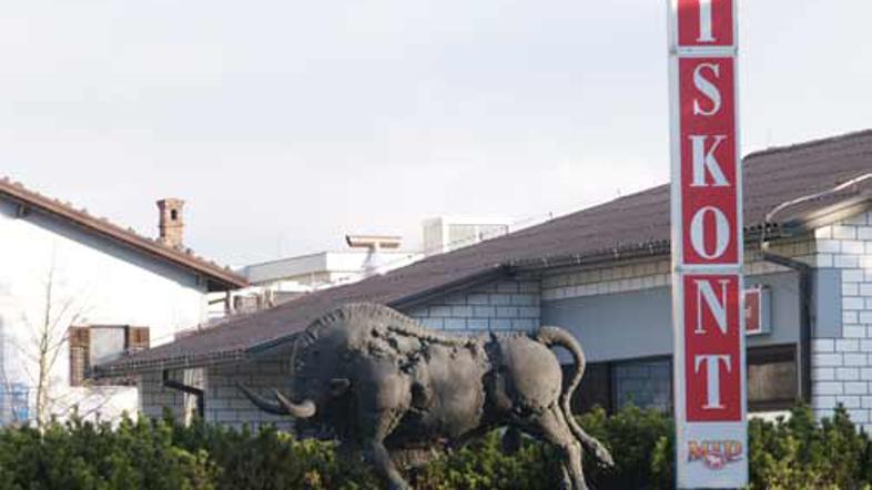 Več kot sedemsto delavcev v slovenski mesni industriji, združenih v podjetju Mip