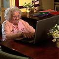 Ivy Bean raje uporablja Twitter fot Facebook.