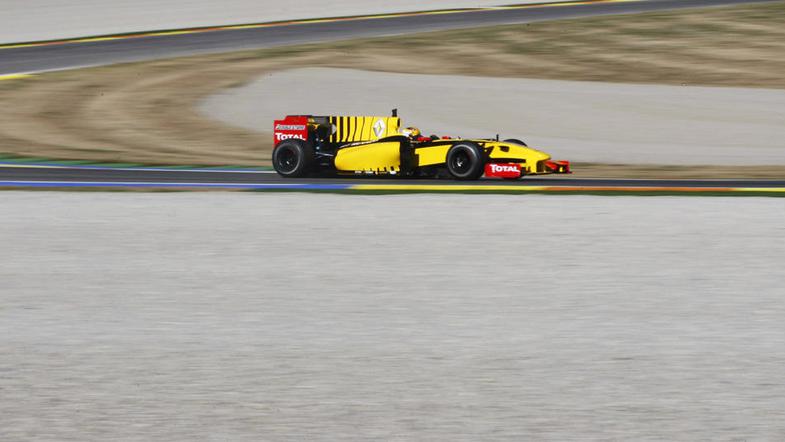 Robert Kubica v rumeno-črnem renaultu cilja na kakšne stopničke. (Foto: Reuters)