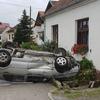 Nesreča, avto v hišo