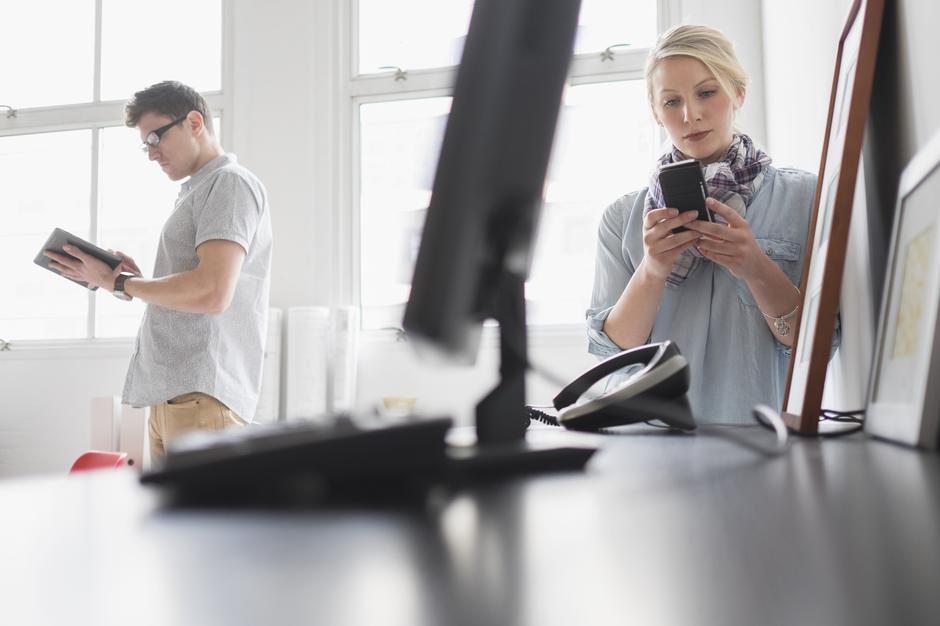 Moški in ženska delata v pisarni | Avtor: Profimedia