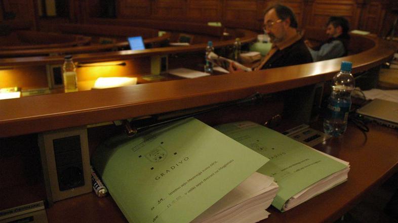 Statutarno pravna komisija mestnega sveta je ugotovila, da postopkovnih nepravil