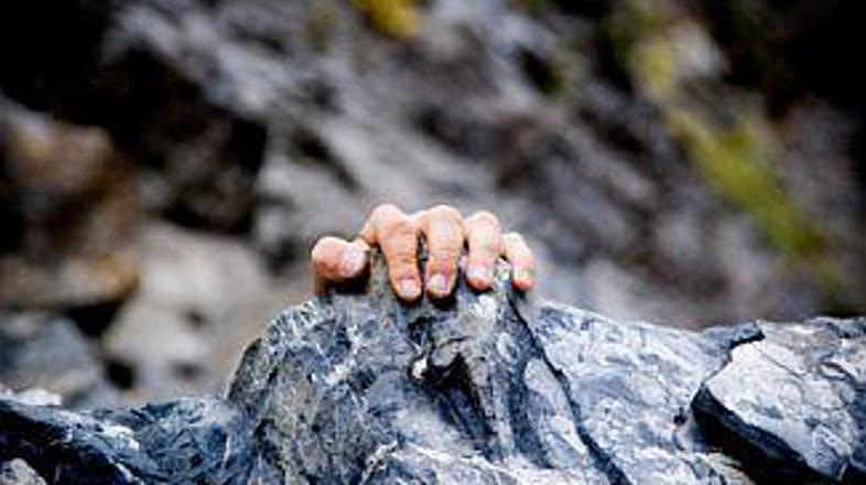 Planinec je zdrsnil v globel.