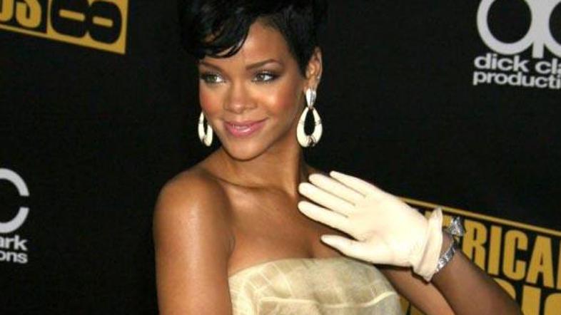 Pevka naj bi bila zaročena.