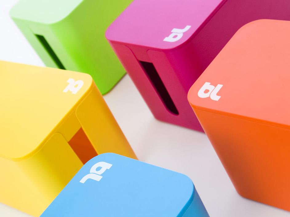 Barvito "skrivališče" za kable in podaljške. (Foto: www.bluelounge.com)