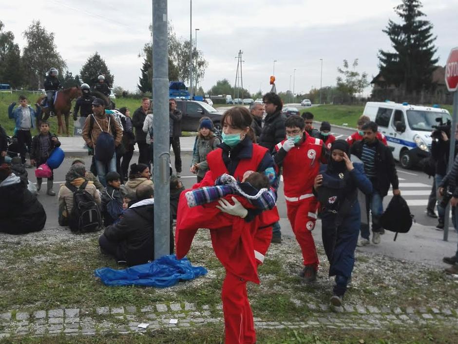 Punčka begunka, Zdravstveni delavci | Avtor: B. E. 