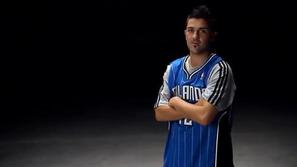 Villa raje kot z rokami košarko igra z nogami. (Foto: YouTube)