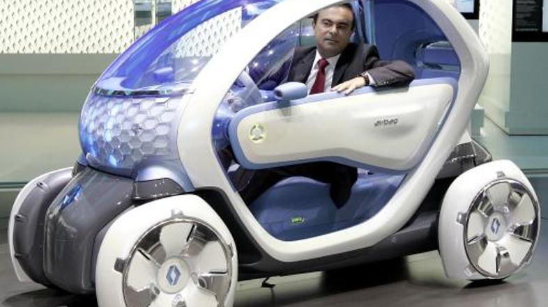 Carlos Ghosn se je med novinarje zapeljal v Twizyju Z. E., malem električnem mes