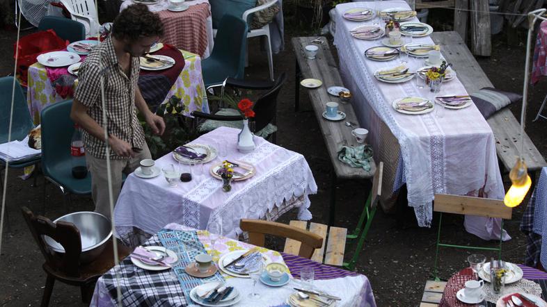 Hornecker je restavracijo "okrasil" s starimi cunjami, plastičnimi mizami, stoli