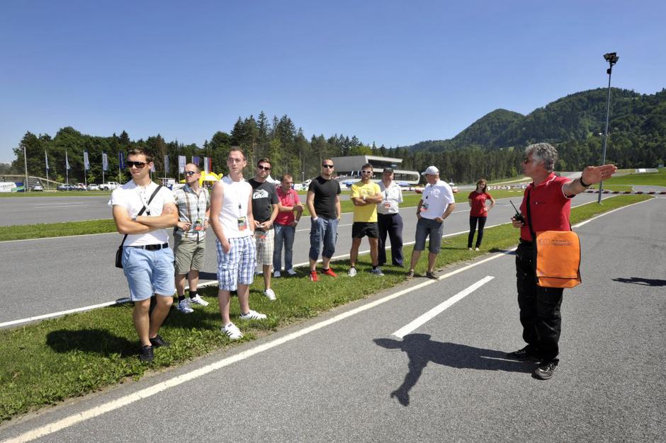 Tekmovalci v varni vožnji z glavnim inštruktorjem AMZS Branetom Leganim. | Avtor: Anže Petkovšek