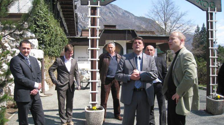 Gospodarski minister Matej Lahovnik si je med včerajšnjim obiskom Bohinja ogleda