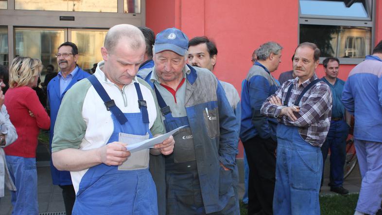 Stavkajoči delavci obupani ugotavljajo, da niso  videli niti denarja, ki naj bi 