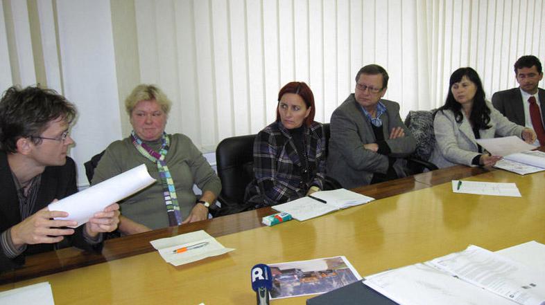 Boris Ješovnik iz civilne iniciative (levo) in Valerija Lešnik (desno) z Urada z