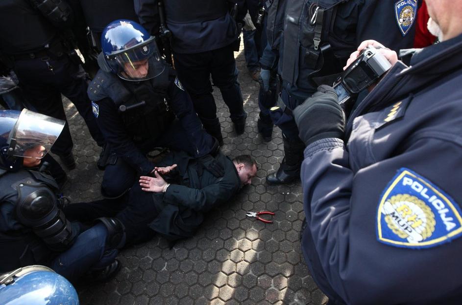 posredovanje policije na protestih proti EU v Zagrebu