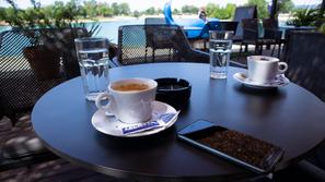 kava na mizi v kavarni