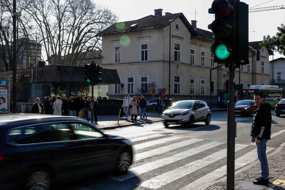 promet, semafor, prehod za pešce | Avtor: Saša Despot