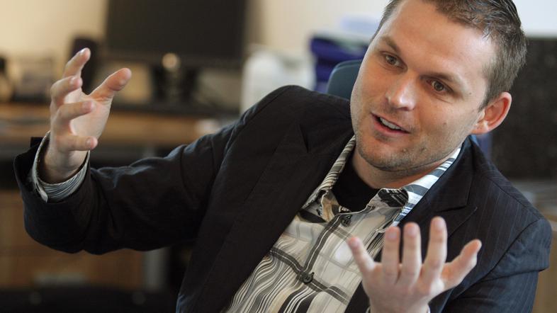 Sebastjan Vežnaver je povedal, da nima nobenih zvez, prek katerih bi bil izbran.