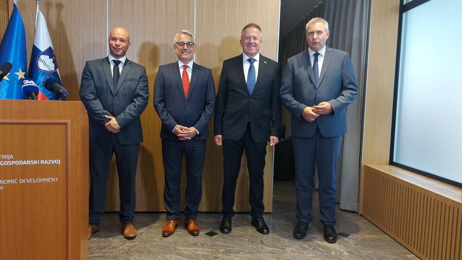 primopredaja Zdravko Počivalšek Matjaž Han | Avtor: Ministrstvo za gospodarski razvoj in tehnologijo 