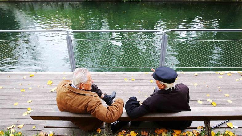 upokojenec upokojenca starejša moška