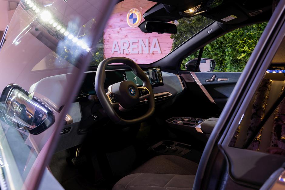 BMW iX | Avtor: Žiga Intihar/BMW