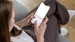 najstnica uporablja ChatGPT na telefonu