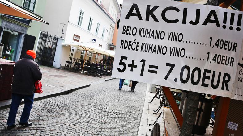 Ljubljana 04.12.2013 ljudje obiskujejo razne stojnice, december, praznicno vzdus