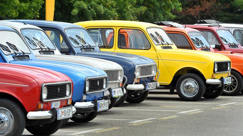 Karavana renaultov 4 v Revozu v Novem mestu.