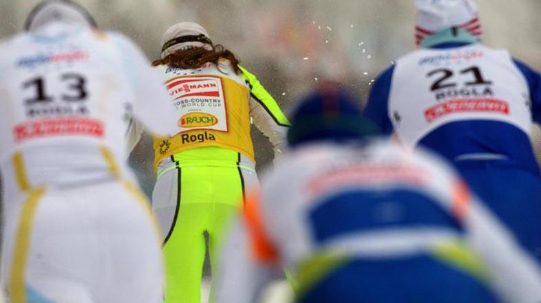 Petra Majdič na Rogli nastopa v rumeni majici vodilne v skupnem seštevku svetovn