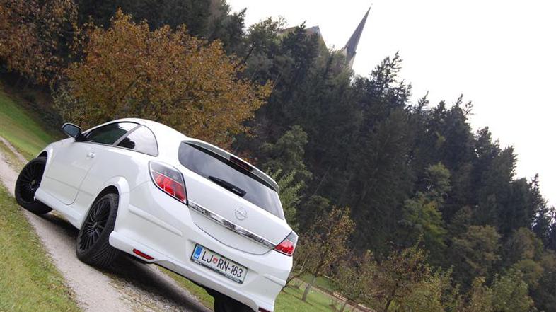 Opel astra black & white