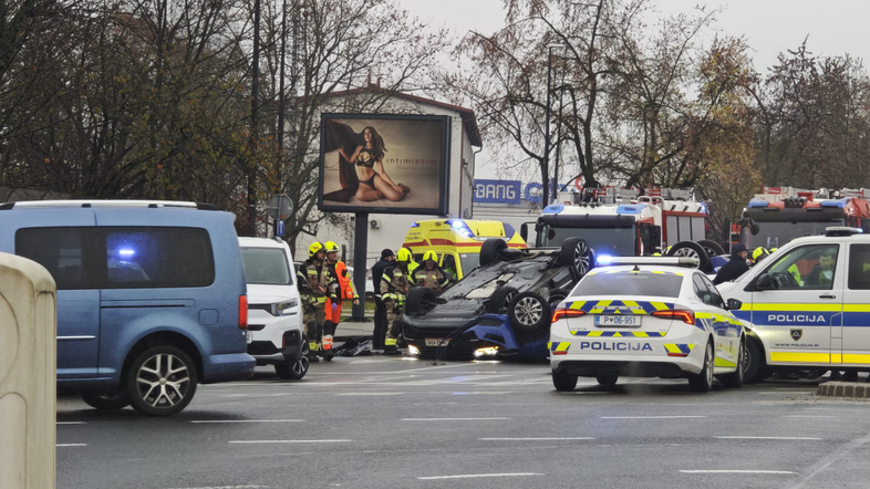 Prometna nesreča, izvoz Jarše, avto na strehi