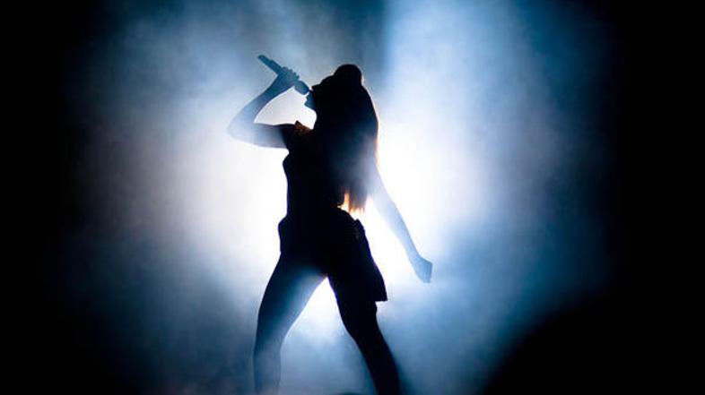 Beyoncé (27) je na oder prikorakala v velikem slogu – v objemu dima in oblečena 