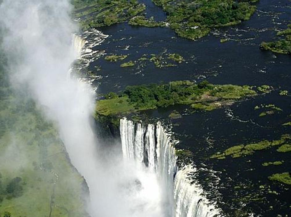 Viktorijini slapovi so ena od največjih naravnih znamenitosti Afrike.
