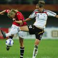 Nemška nogometna reprezentantka Simone Laudehr (v belem dresu) je prodala svoj n