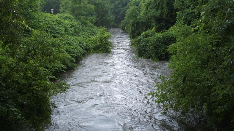 Več avstrijskih cest je neprevoznih, razglasili pa so nevarnost poplav.