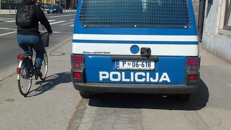 pOLICIST NA PLOČNIKU