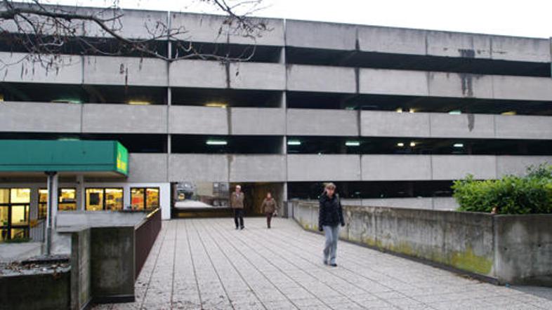 Že pred približno enim letom je v garažni hiši na Ulici Gradnikove brigade svoje