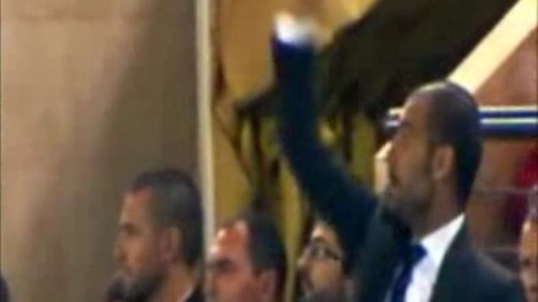 Takole je z roba igrišča signale pošiljal Guardiola. (Foto: Canal+)