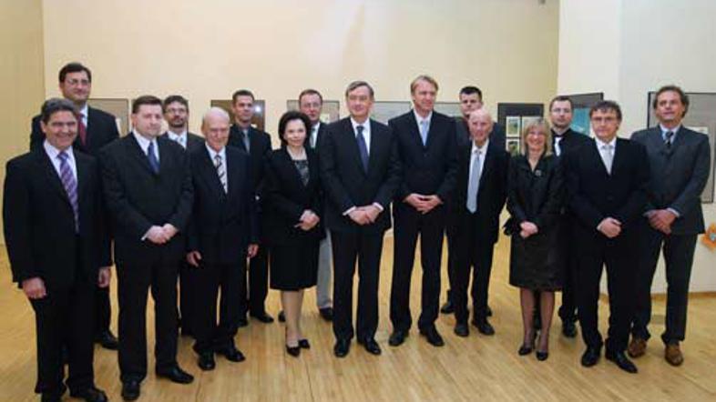 Dobitniki Zoisovih nagrad v družbi predsednika Danila Türka.