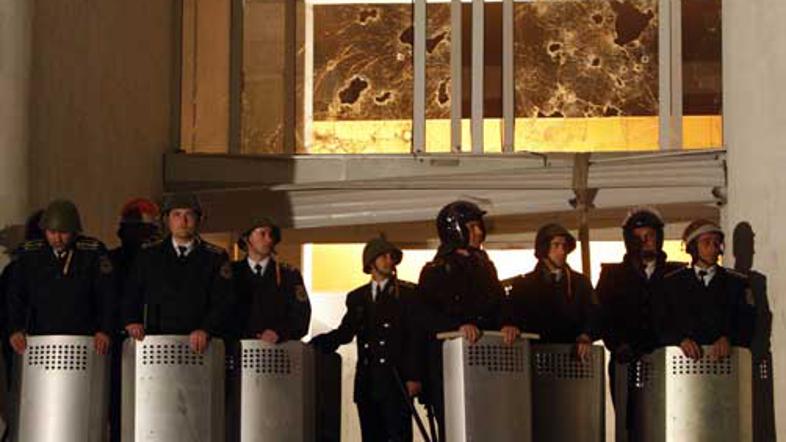 Policija varuje stavbo moldavskega parlamenta.