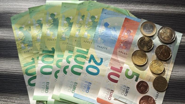 Božičnica 2025, znesek 638,86 evra, zimski regres